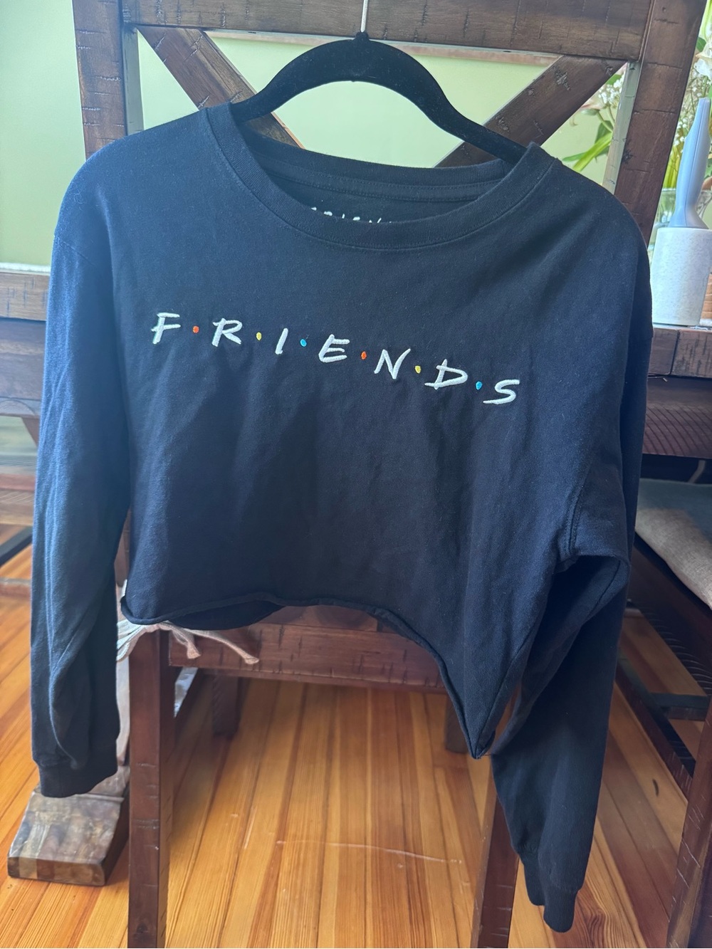 FRIENDS Cropped Black Graphic Logo Tee
